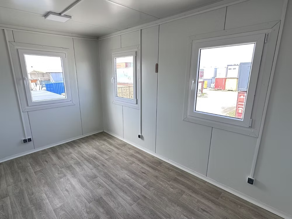 Conteneur Bureau 2,5×4 m – Pavillon de Sécurité Loge Gardien - AGRIVITI MATERIEL AGRICOLE