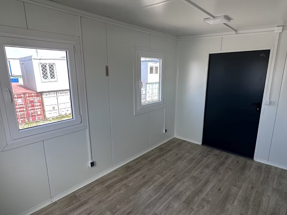 Conteneur Bureau 2,5×4 m – Pavillon de Sécurité Loge Gardien - AGRIVITI MATERIEL AGRICOLE