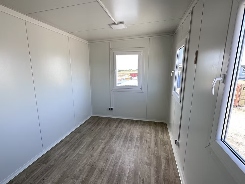 Conteneur Bureau 2,5×4 m – Pavillon de Sécurité Loge Gardien - AGRIVITI MATERIEL AGRICOLE