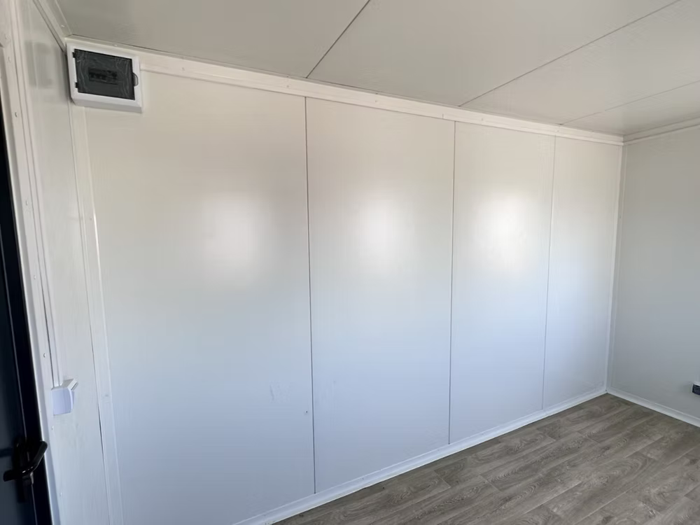 Conteneur Bureau 2,5×4 m – Pavillon de Sécurité Loge Gardien - AGRIVITI MATERIEL AGRICOLE