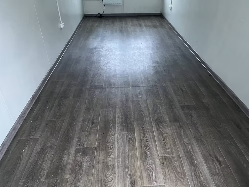 Conteneur Bureau 2,5 × 6 m – Chauffé, avec fenêtres - AGRIVITI MATERIEL AGRICOLE