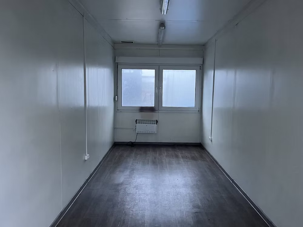 Conteneur Bureau 2,5 × 6 m – Chauffé, avec fenêtres - AGRIVITI MATERIEL AGRICOLE