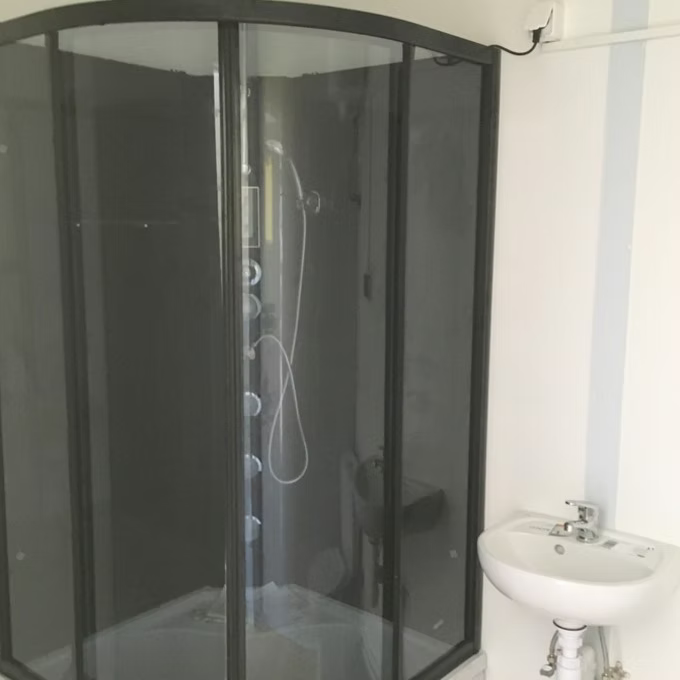 Conteneur Bureau 6 m avec Douche, Lavabo et WC - AGRIVITI MATERIEL AGRICOLE