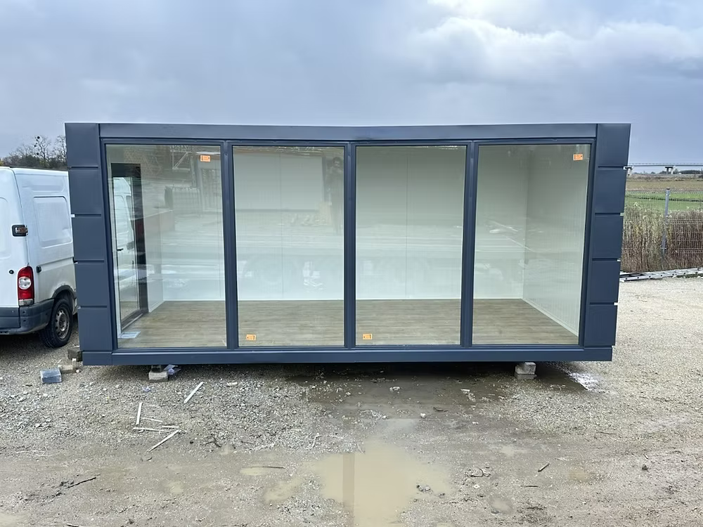 Conteneur commercial 3 × 6 m – Open space avec vitrines - AGRIVITI MATERIEL AGRICOLE