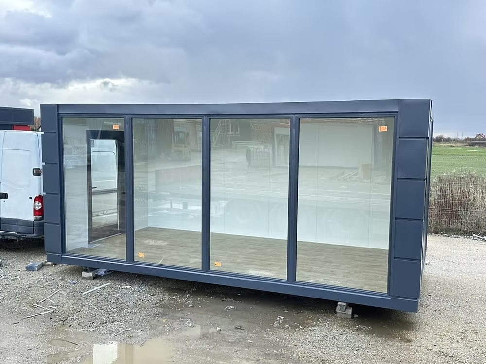 Conteneur commercial 3 × 6 m – Open space avec vitrines - AGRIVITI MATERIEL AGRICOLE