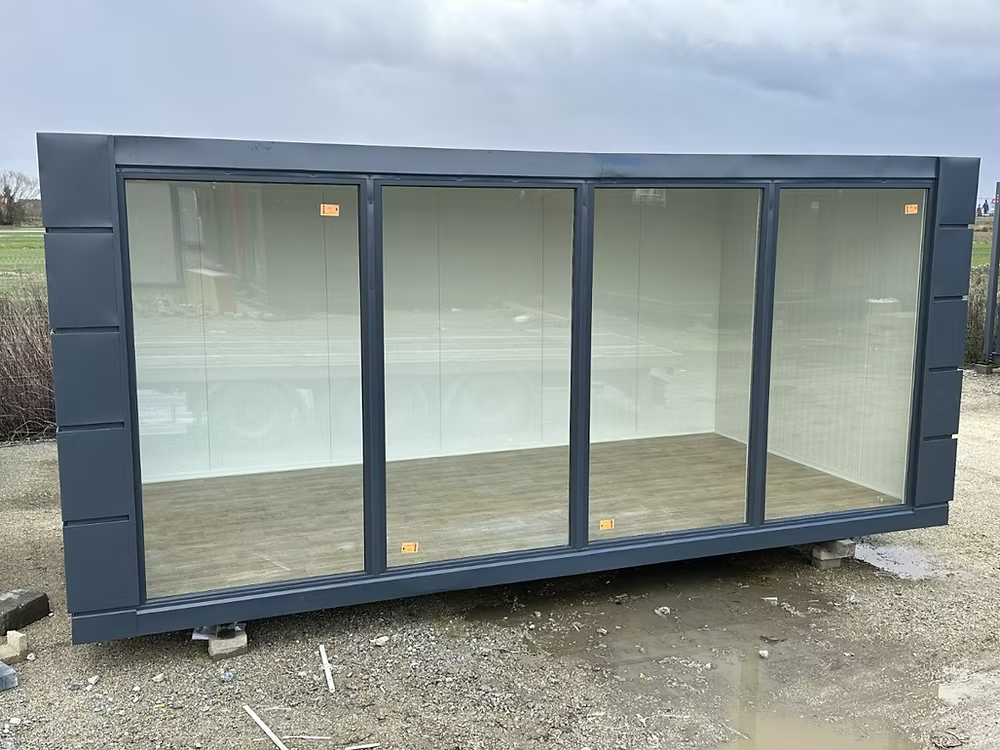 Conteneur commercial 3 × 6 m – Open space avec vitrines - AGRIVITI MATERIEL AGRICOLE