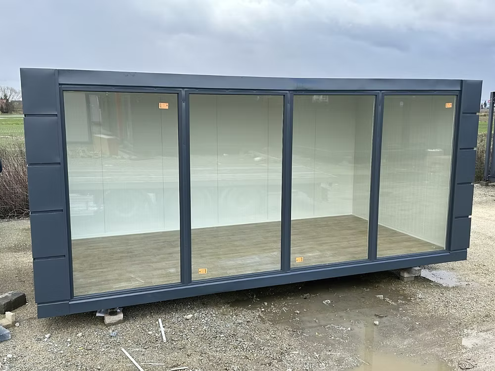 Conteneur commercial 3 × 6 m – Open space avec vitrines - AGRIVITI MATERIEL AGRICOLE