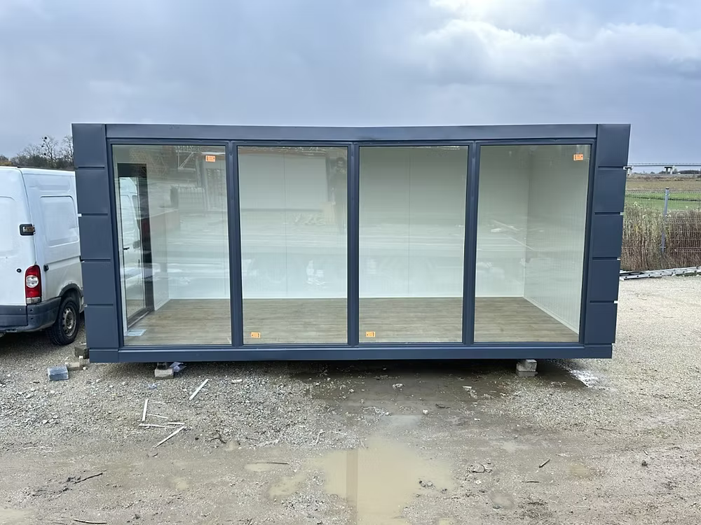 Conteneur commercial 3 × 6 m – Open space avec vitrines - AGRIVITI MATERIEL AGRICOLE