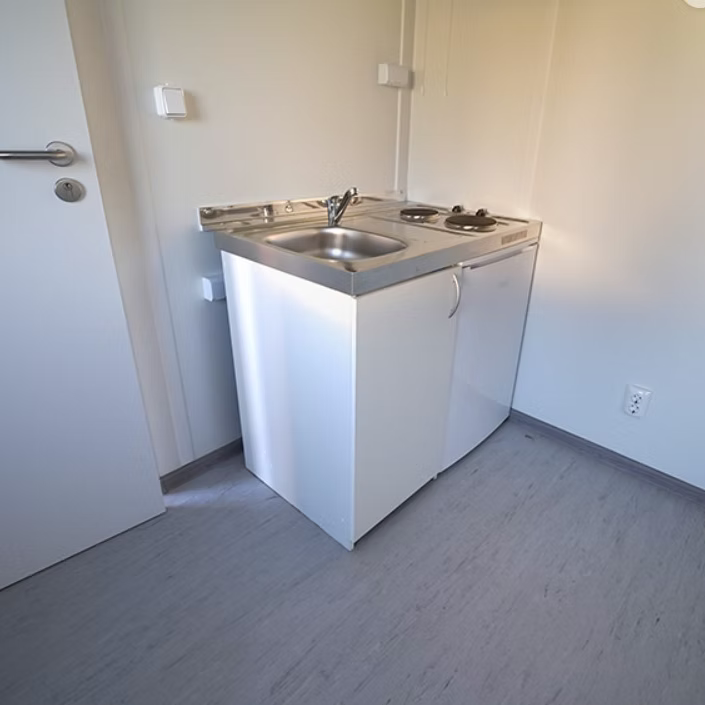 Conteneur isolé 6 × 3 m avec coin sanitaire et cuisine - AGRIVITI MATERIEL AGRICOLE