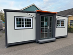 Conteneur mobile 19 × 20 ft – Modèle Tiny House Deluxe - AGRIVITI MATERIEL AGRICOLE