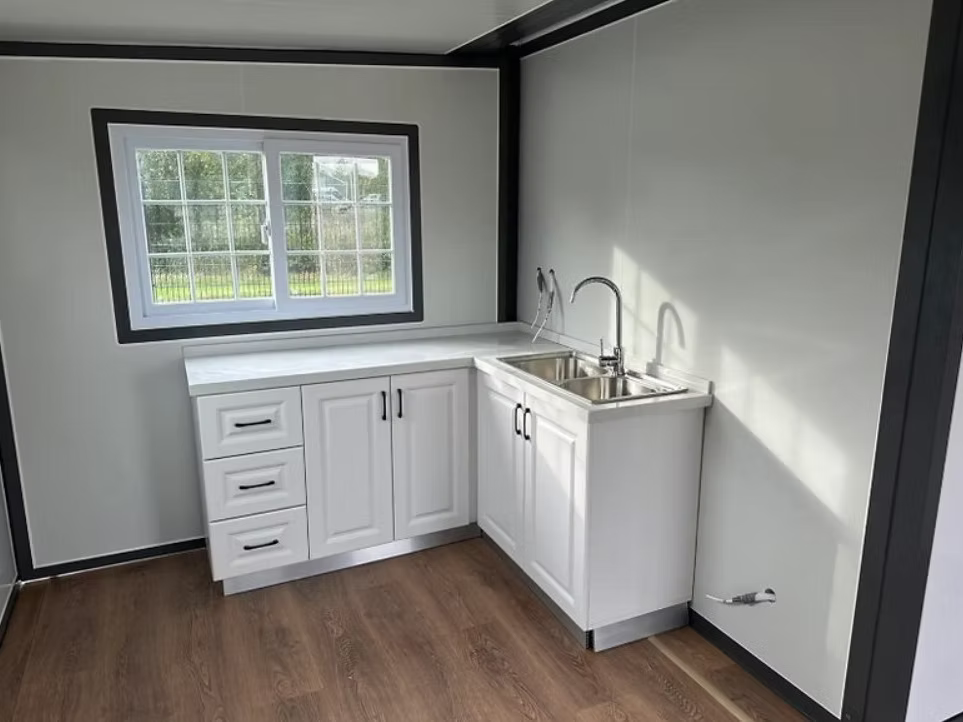 Conteneur mobile 19 × 20 ft – Modèle Tiny House Deluxe - AGRIVITI MATERIEL AGRICOLE