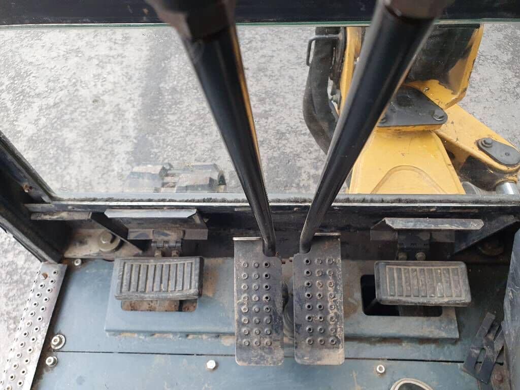 Caterpillar 302.5 (2002) – Mini-Pelle 2T8 en Bon État - AGRIVITI MATERIEL AGRICOLE