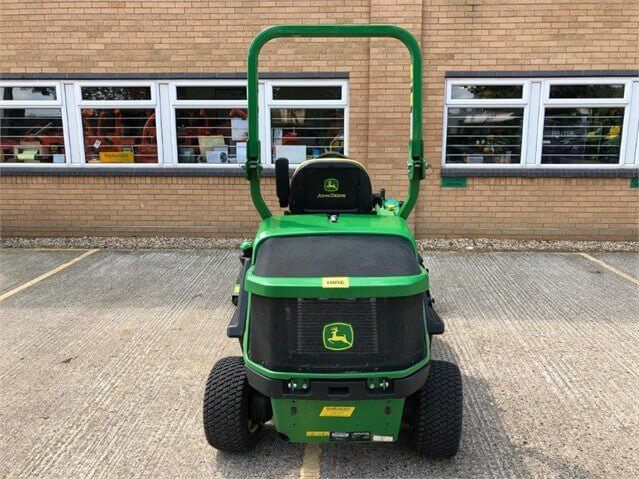Équipement de tonte frontal John Deere 1570 – 4RM - AGRIVITI MATERIEL AGRICOLE