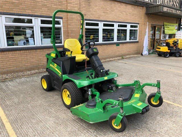 Équipement de tonte frontal John Deere 1570 – 4RM - AGRIVITI MATERIEL AGRICOLE