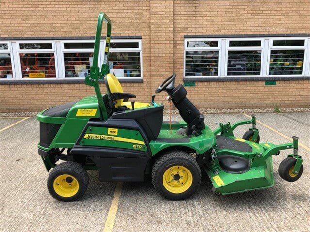 Équipement de tonte frontal John Deere 1570 – 4RM - AGRIVITI MATERIEL AGRICOLE