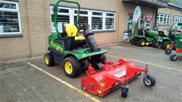 Équipement de tonte frontal John Deere 1570– 4RM - AGRIVITI MATERIEL AGRICOLE