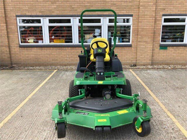 Équipement de tonte frontal John Deere 1570 – 4RM - AGRIVITI MATERIEL AGRICOLE