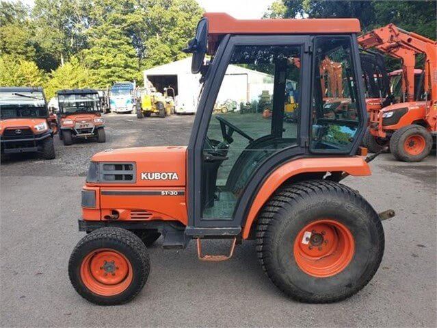 Kubota ST30 – 4×4 – Cabine – Tracteur agricole compact - AGRIVITI MATERIEL AGRICOLE