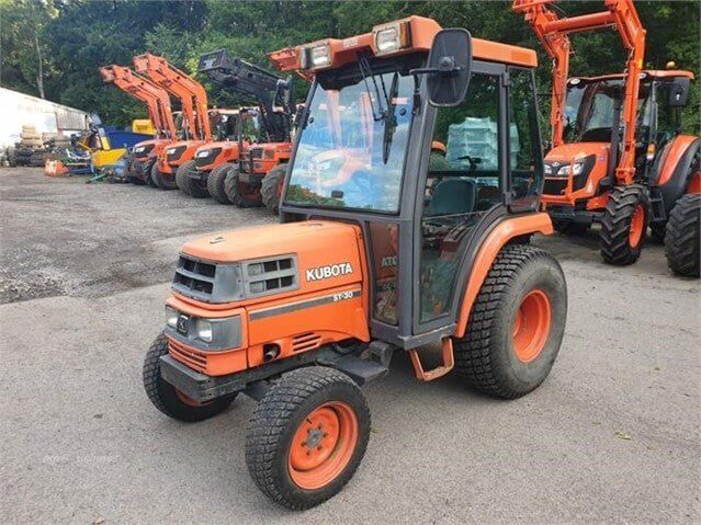 Kubota ST30 – 4×4 – Cabine – Tracteur agricole compact - AGRIVITI MATERIEL AGRICOLE