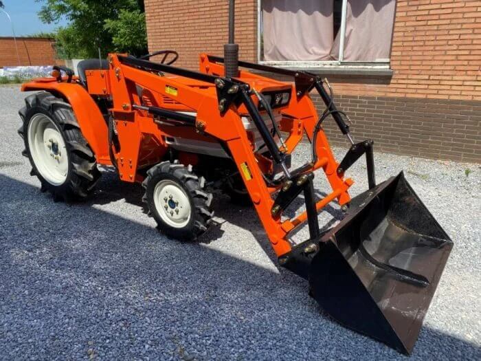 Micro-tracteur Kubota B1600D – 20 ch – 4RM – Chargeur neuf inclus - AGRIVITI MATERIEL AGRICOLE