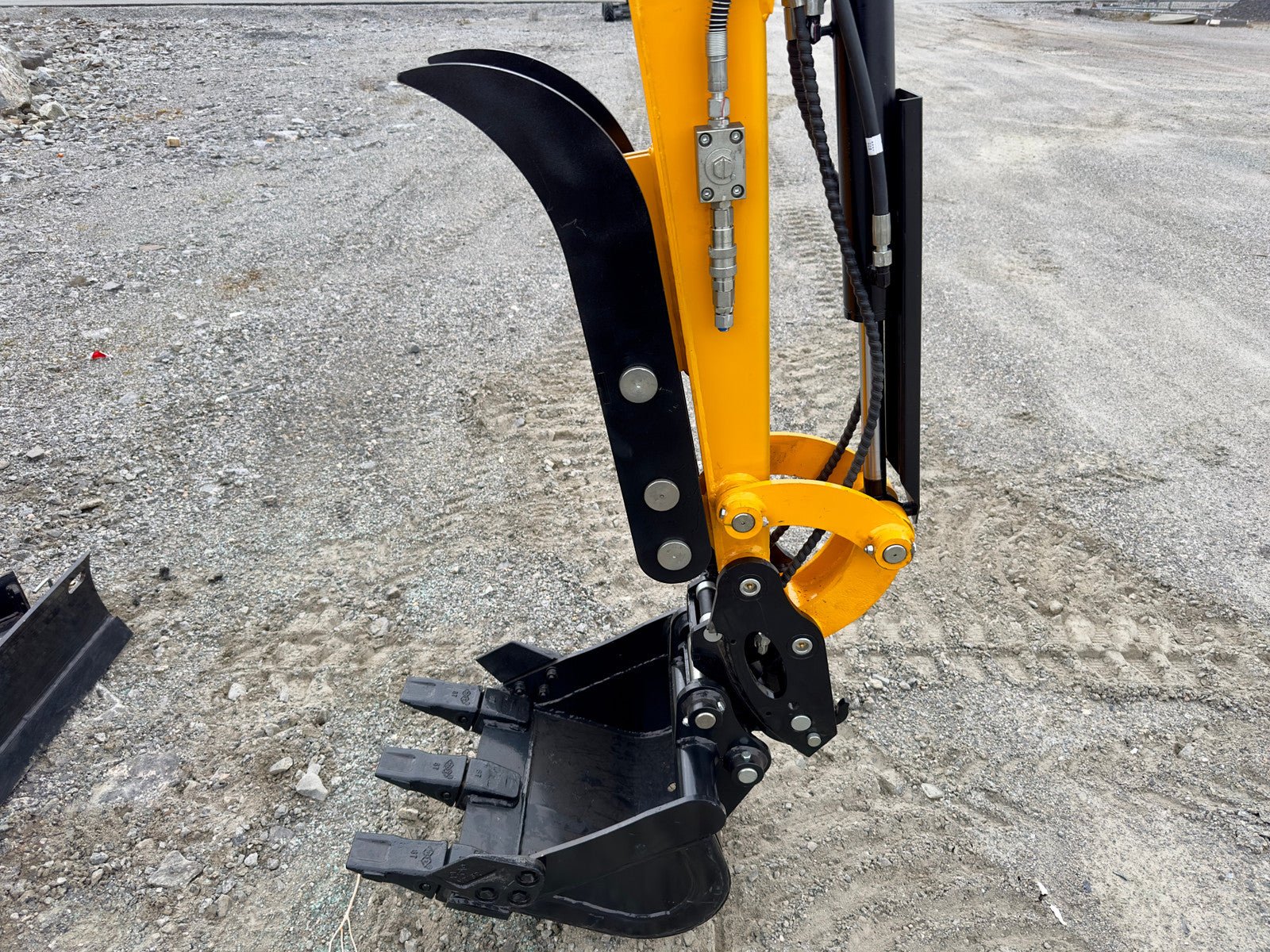 Mini-pelle Fodit FT330 – 2,5 t – avec remorque - AGRIVITI MATERIEL AGRICOLE