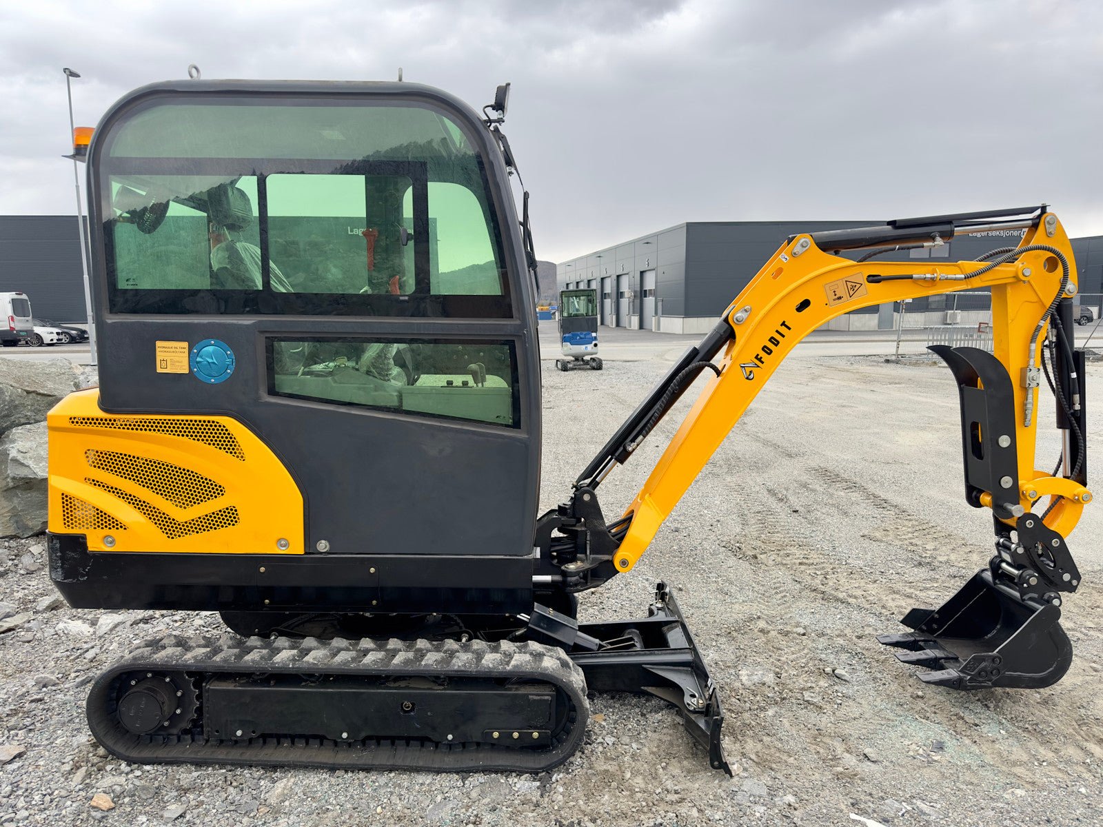 Mini-pelle Fodit FT330 – 2,5 t – avec remorque - AGRIVITI MATERIEL AGRICOLE