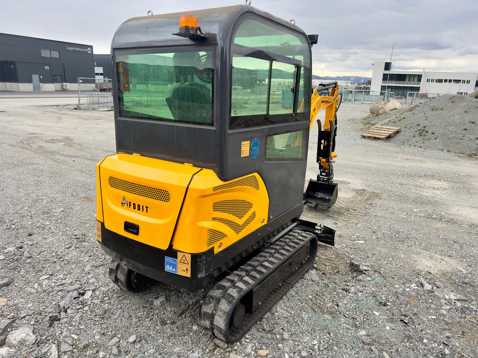 Mini-pelle Fodit FT330 – 2,5 t – avec remorque - AGRIVITI MATERIEL AGRICOLE