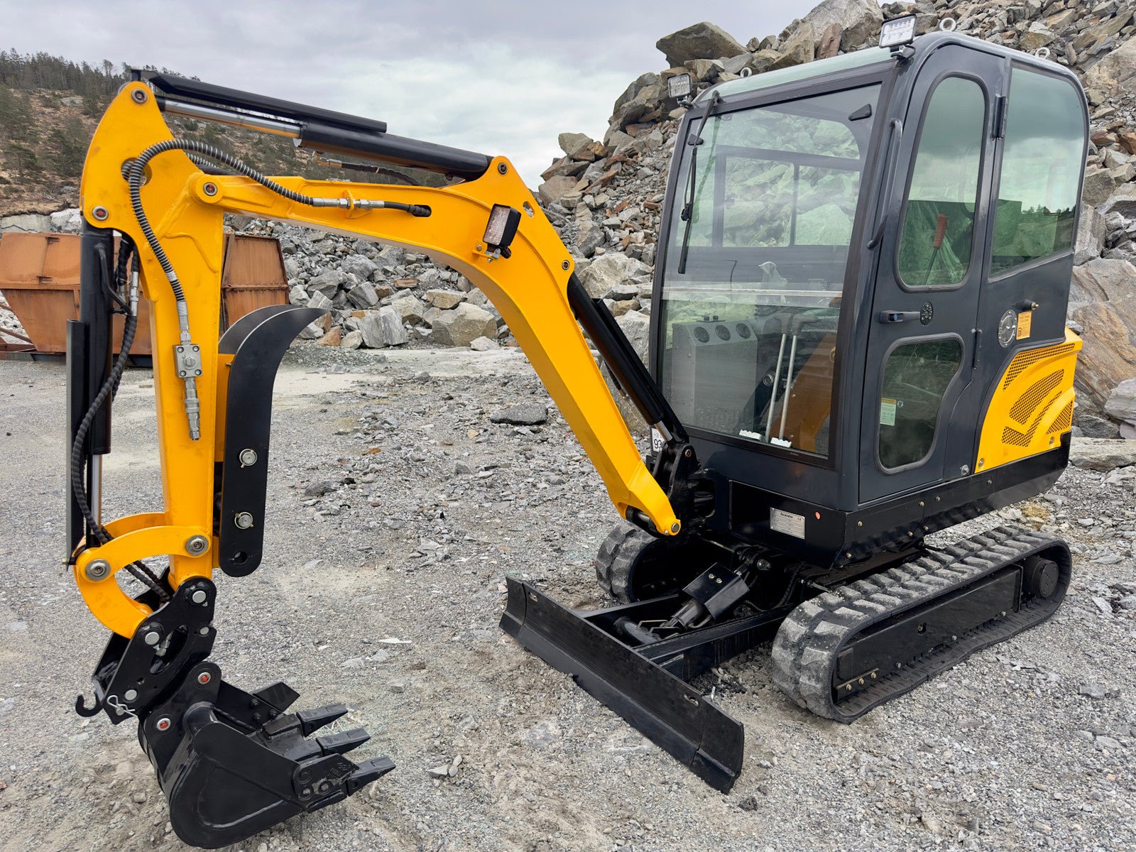 Mini-pelle Fodit FT330 – 2,5 t – avec remorque - AGRIVITI MATERIEL AGRICOLE