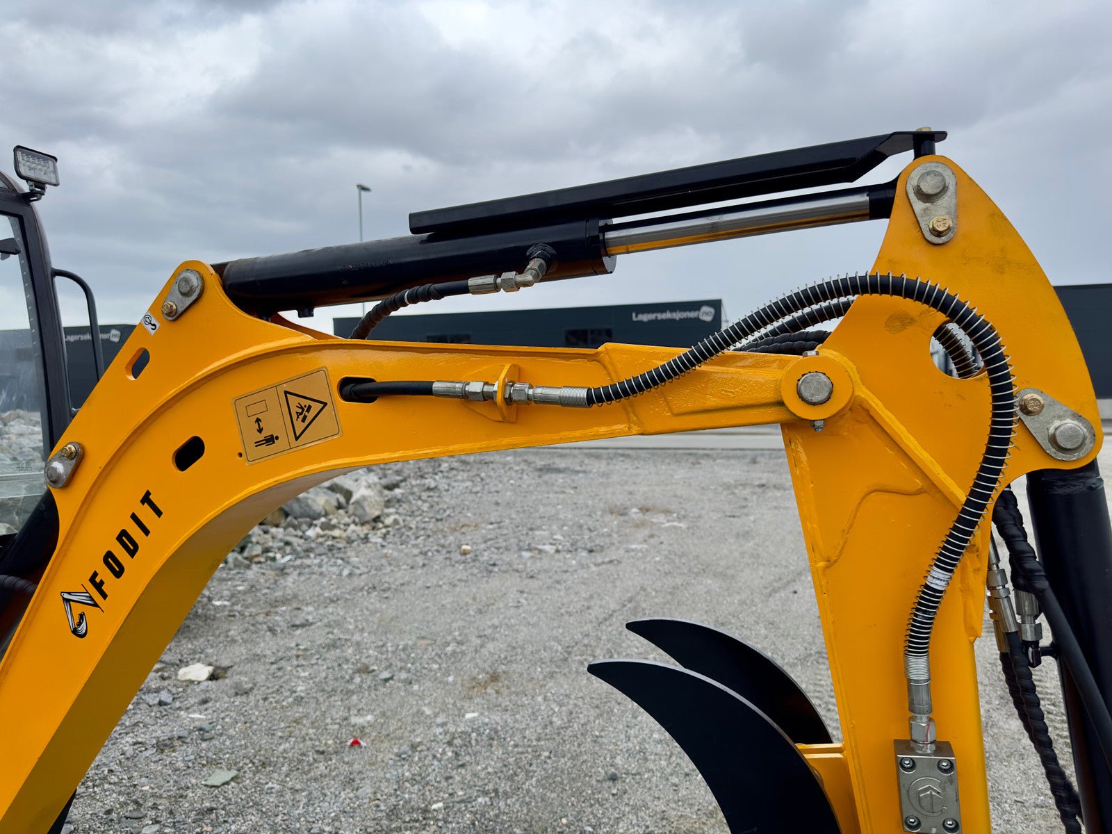 Mini-pelle Fodit FT330 – 2,5 t – avec remorque - AGRIVITI MATERIEL AGRICOLE