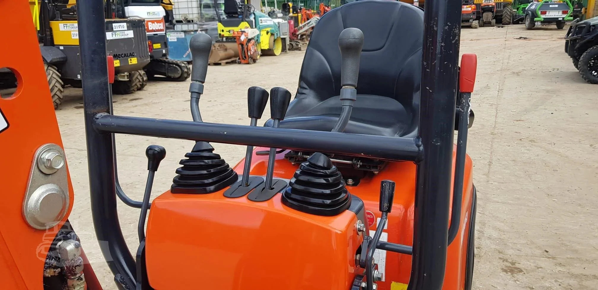 Mini-pelle Kubota K008-3 – 0,98 t – avec 3 godets - AGRIVITI MATERIEL AGRICOLE
