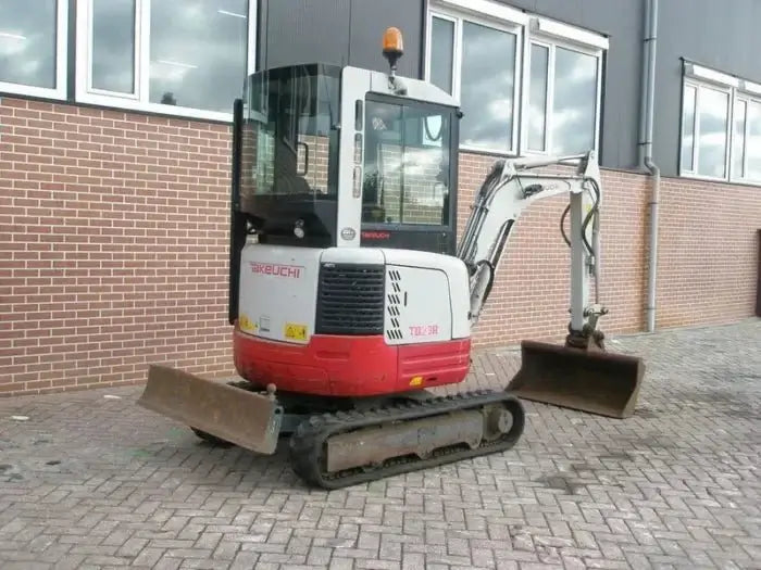 Mini-pelle Takeuchi TB23R – 2012 – 4 150 h – Occasion - AGRIVITI MATERIEL AGRICOLE