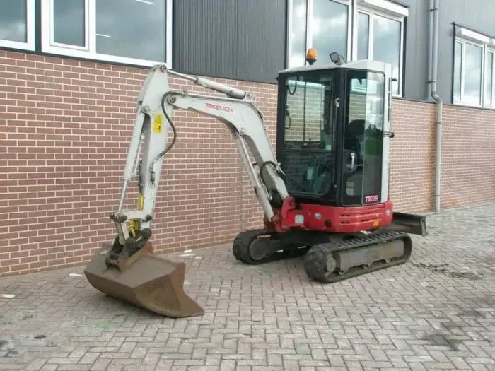 Mini-pelle Takeuchi TB23R – 2012 – 4 150 h – Occasion - AGRIVITI MATERIEL AGRICOLE