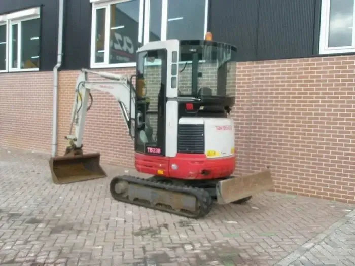 Mini-pelle Takeuchi TB23R – 2012 – 4 150 h – Occasion - AGRIVITI MATERIEL AGRICOLE