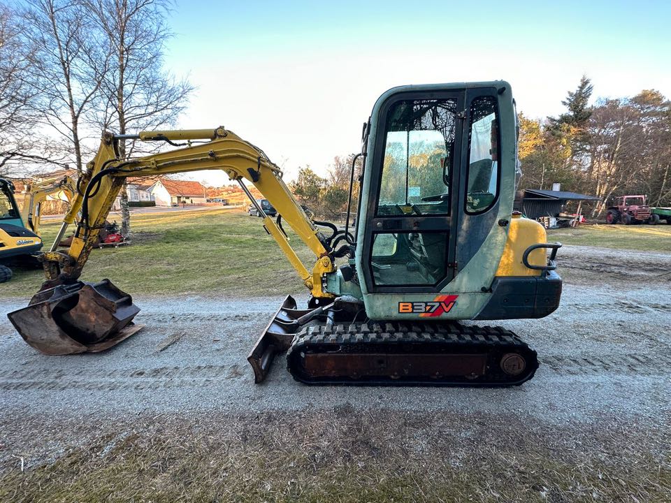 Takeuchi TB257 – Mini pelle 2,5t cabine – Matériel de chantier - AGRIVITI MATERIEL AGRICOLE