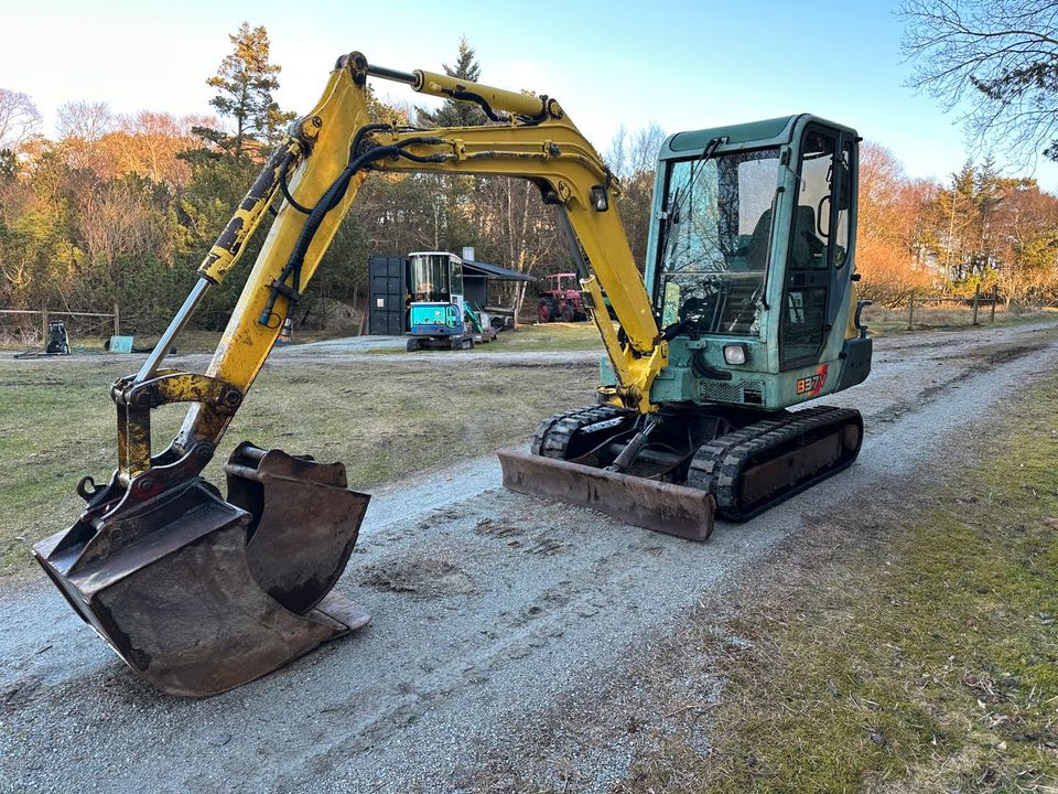 Takeuchi TB257 – Mini pelle 2,5t cabine – Matériel de chantier - AGRIVITI MATERIEL AGRICOLE