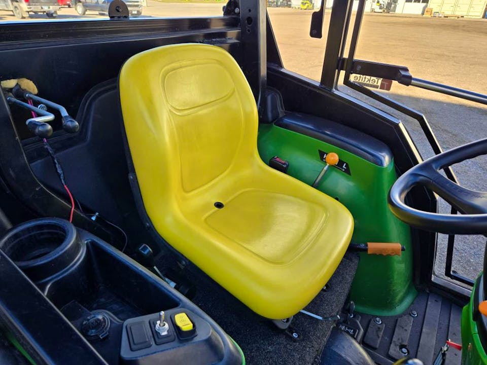 Tracteur compact John Deere 2026R – 26 HP – Chargeur frontal – Occasion - AGRIVITI MATERIEL AGRICOLE