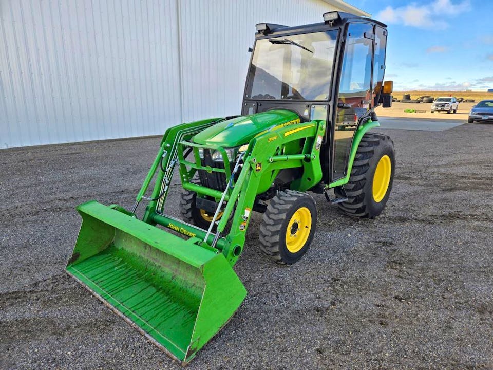 Tracteur compact John Deere 2026R – 26 HP – Chargeur frontal – Occasion - AGRIVITI MATERIEL AGRICOLE