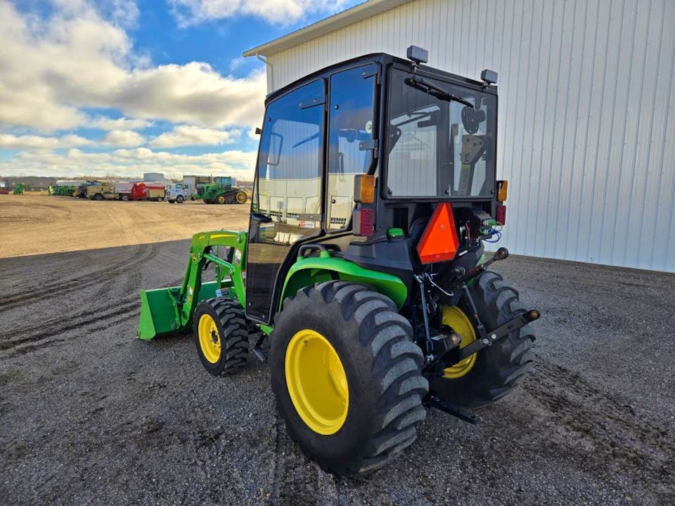 Tracteur compact John Deere 2026R – 26 HP – Chargeur frontal – Occasion - AGRIVITI MATERIEL AGRICOLE