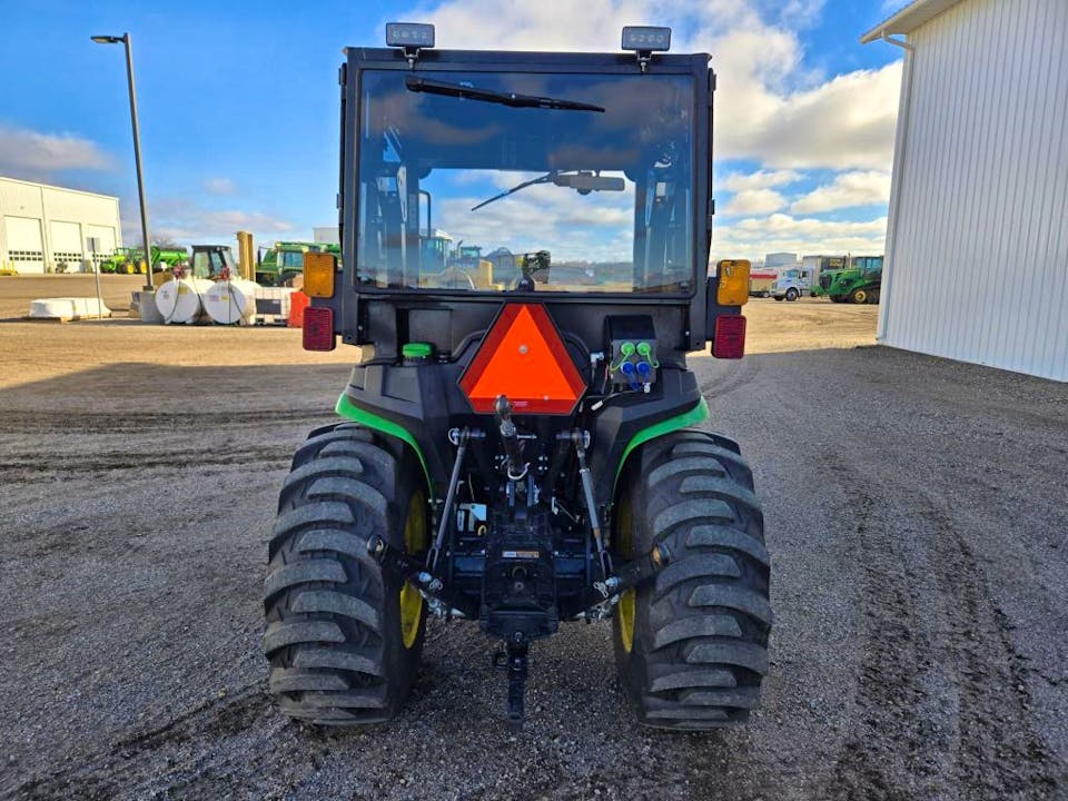 Tracteur compact John Deere 2026R – 26 HP – Chargeur frontal – Occasion - AGRIVITI MATERIEL AGRICOLE