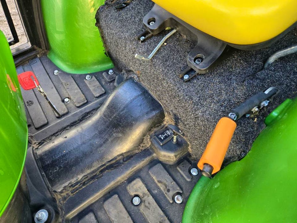 Tracteur compact John Deere 2026R – 26 HP – Chargeur frontal – Occasion - AGRIVITI MATERIEL AGRICOLE