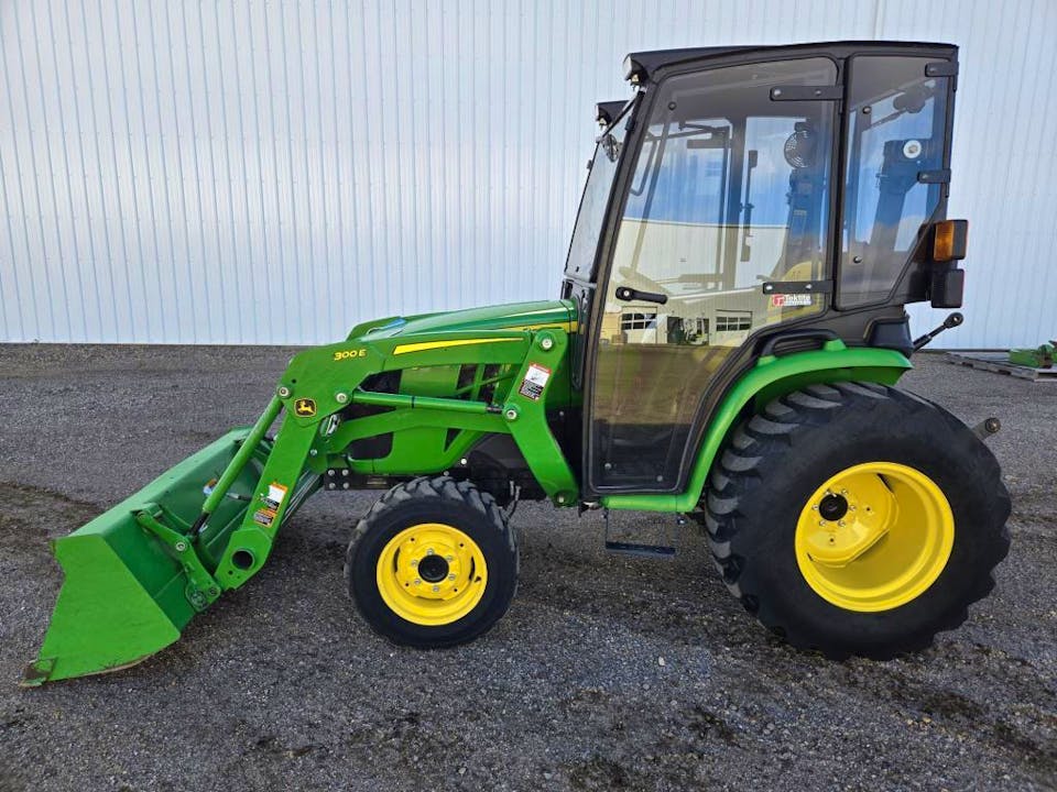 Tracteur compact John Deere 2026R – 26 HP – Chargeur frontal – Occasion - AGRIVITI MATERIEL AGRICOLE
