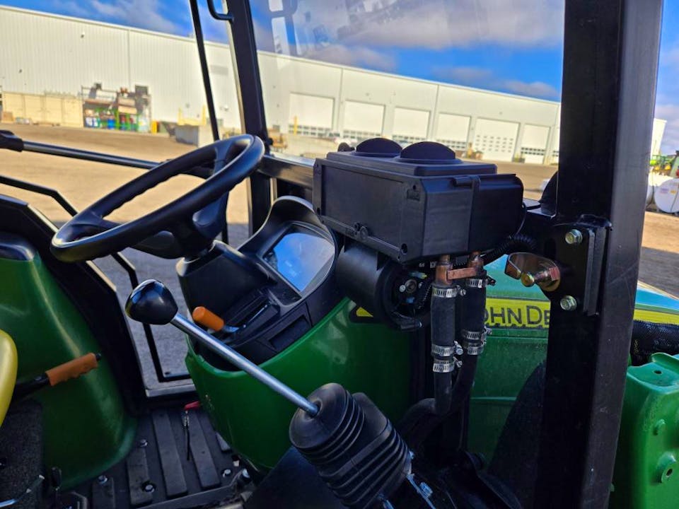 Tracteur compact John Deere 2026R – 26 HP – Chargeur frontal – Occasion - AGRIVITI MATERIEL AGRICOLE