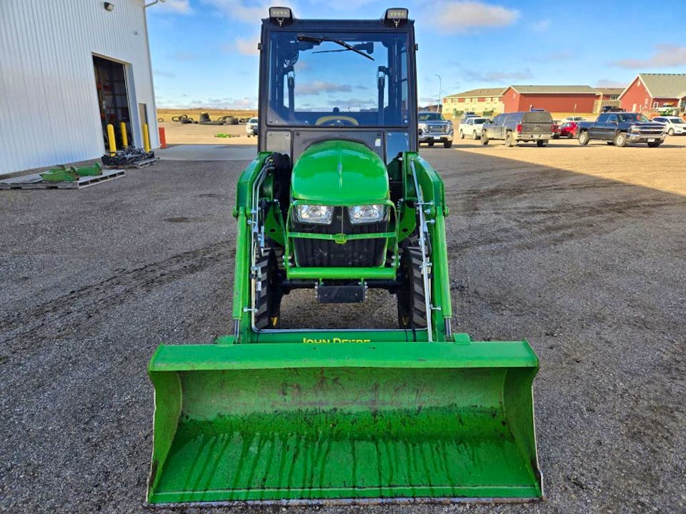 Tracteur compact John Deere 2026R – 26 HP – Chargeur frontal – Occasion - AGRIVITI MATERIEL AGRICOLE